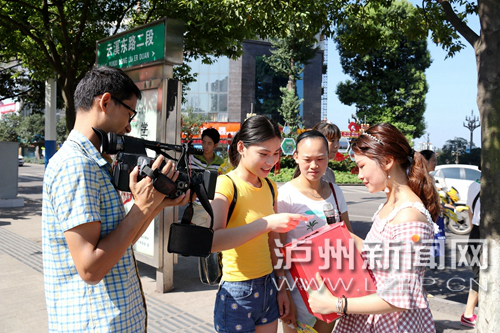 市民踊跃参与街头答题。 王元明 摄